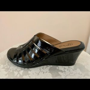 Eürosoft by Söfft  Black Patent Leather Wedge Sandals 7M